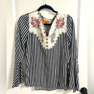 Western floral Savanna Jane women’s Small top!